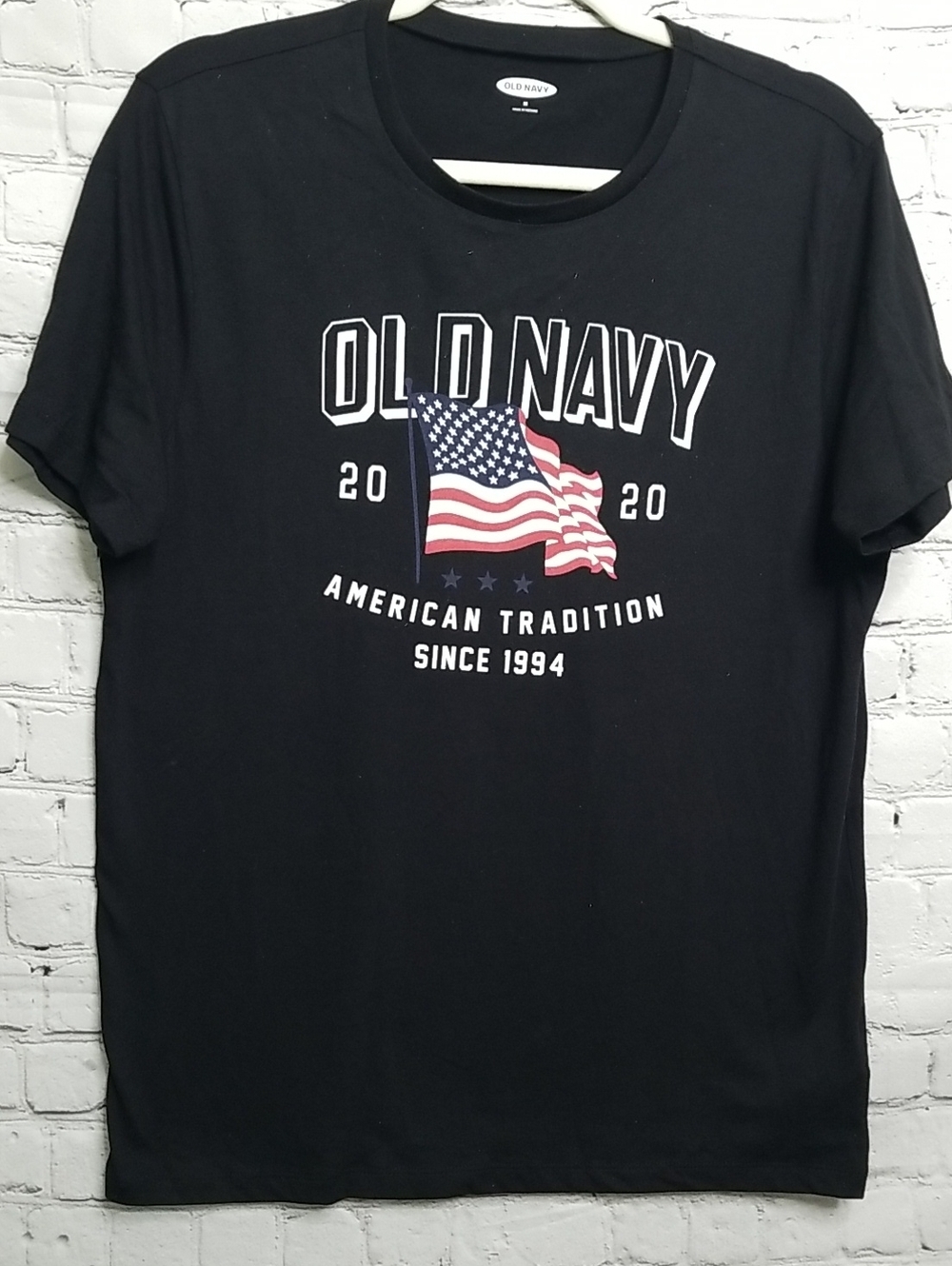 Old Navy mens Tshirt size MEDIUM black W/USA Flag EUC